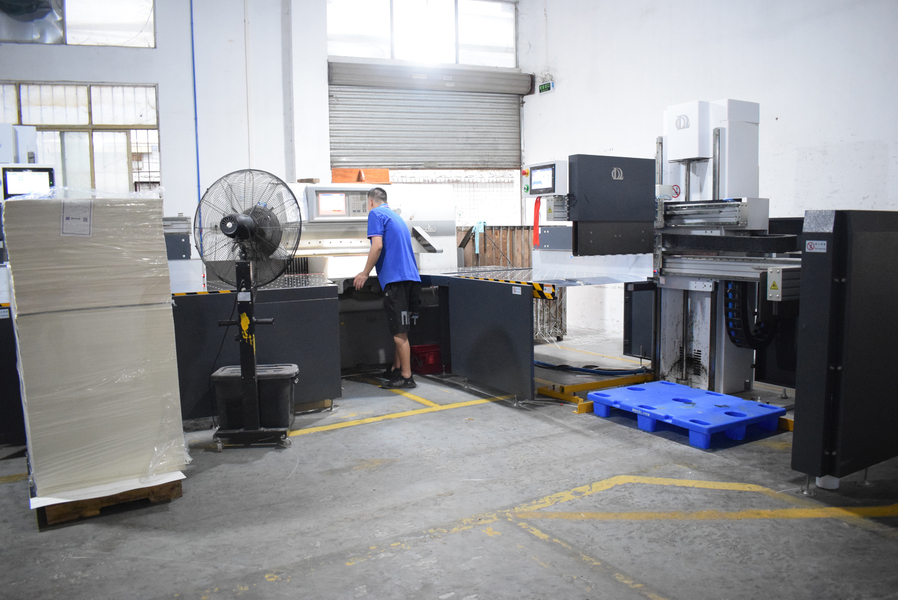 GUANGZHOU YM PACKAGE PRODUCTS CO.,LTD. خط إنتاج المصنع